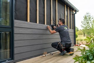 Bardage composite gris sur maison contemporaine