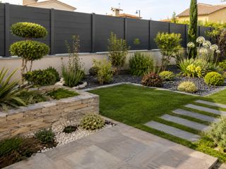 Jardin paysager avec clôture moderne
