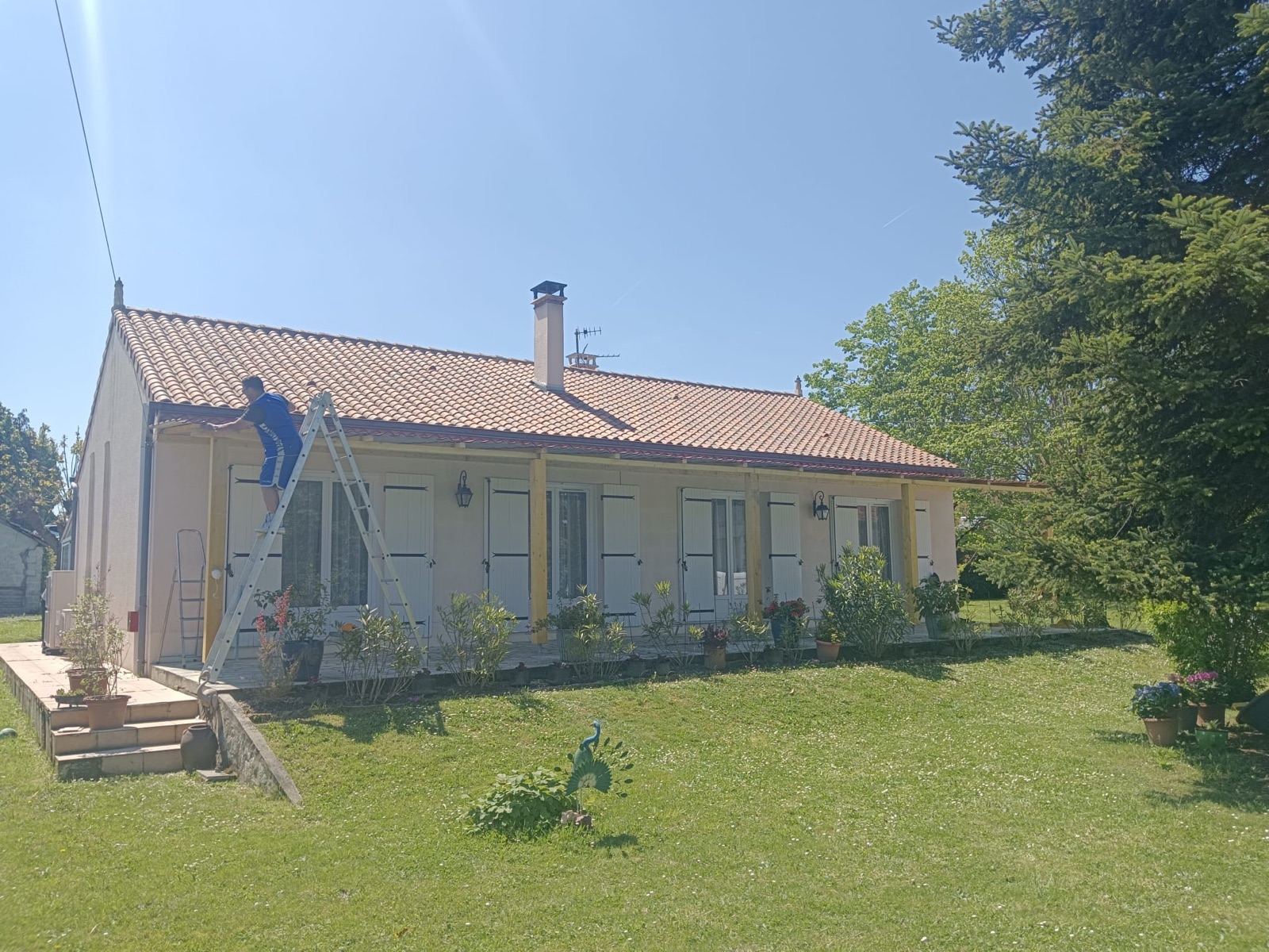 Zachari Metbach, artisan tout corps d'état, sur un chantier de rénovation